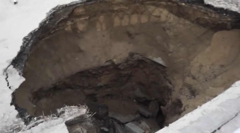 На набережной в Касимове провалился асфальт в двух местах По предварительным данным, причиной провала дороги стало подмывание основания дорожного покрытия грунтовыми водами.