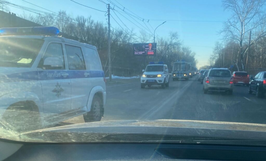 В Рязани заметили огромный кортеж полицейских машин В Рязани заметили огромный кортеж полицейских машин Множество полицейских автомобилей проехали в сторону центра города.