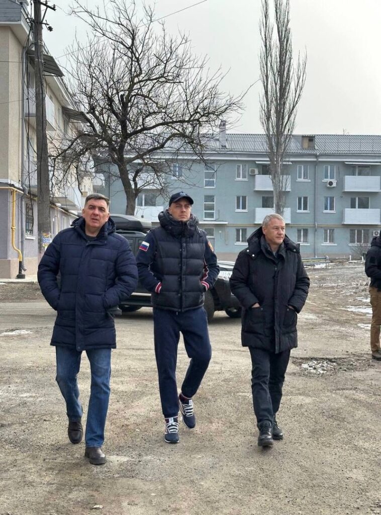 Артём Бранов посетил подшефные Мариуполь и Херсонскую область Артём Бранов посетил подшефные Мариуполь и Херсонскую область В Мариуполе рязанские подрядчики завершили работы по капитальному ремонту 28 многоквартирных домов. Заменили повреждённые конструктивы, коммуникации, провели ремонт крыши, заменили оконные и дверные блоки, отремонтировали фасады зданий.