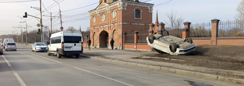 В ДТП с переворотом в Рязани пострадала 14-летняя девушка В понедельник, 10 марта, в 14:40 напротив дома № 6 по Московскому шоссе произошло столкновение автомобиля «Фольксваген Поло» под управлением 21-летней рязанки и маршрутного автобуса «Пежо» под управлением 37-летнего жителя Рязанского района.