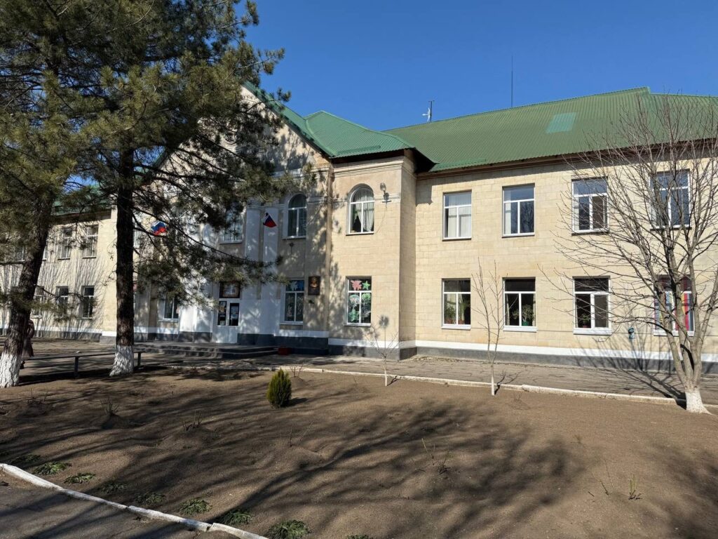 Артём Бранов посетил подшефные Мариуполь и Херсонскую область Артём Бранов посетил подшефные Мариуполь и Херсонскую область В Мариуполе рязанские подрядчики завершили работы по капитальному ремонту 28 многоквартирных домов. Заменили повреждённые конструктивы, коммуникации, провели ремонт крыши, заменили оконные и дверные блоки, отремонтировали фасады зданий.