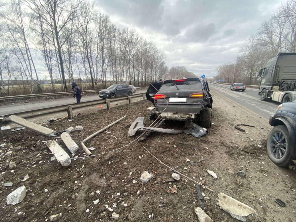 Под Рязанью BMW X5 врезался в столб, пострадал водитель Под Рязанью BMW X5 врезался в столб, пострадал водитель По предварительным данным, 29-летний местный житель, управляя автомобилем BMW X5, не справился с управлением и совершил наезд на столб.
