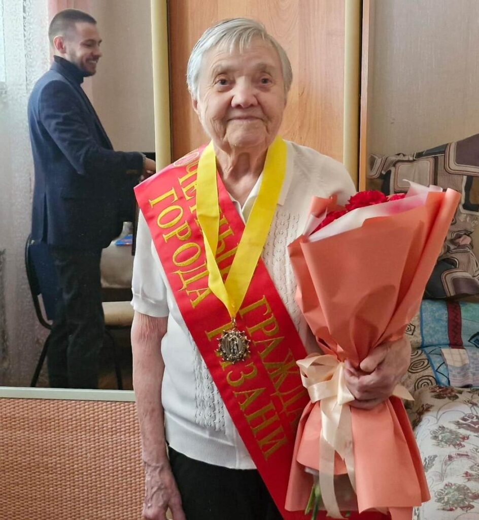 Анастасии Степовой вручили награду и звание «Почётный гражданин города Рязани» Анастасии Степовой вручили награду и звание «Почётный гражданин города Рязани» Решение о присвоении звания «Почетный гражданин города Рязани» за проявленные мужество и самоотверженность при защите Отечества 26 участникам и инвалидам Великой Отечественной войны было принято на заседании Рязанской городской Думы.