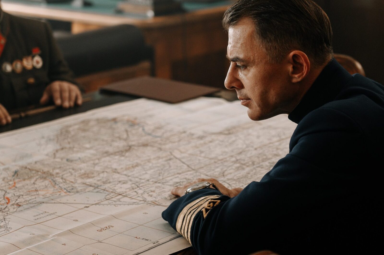 Премьера военно-исторической драмы «Адмирал Кузнецов» с Игорем Петренко Николай Кузнецов – самый молодой в истории нашей страны народный комиссар, возглавивший Военно-морской флот СССР незадолго до начала Великой Отечественной войны.