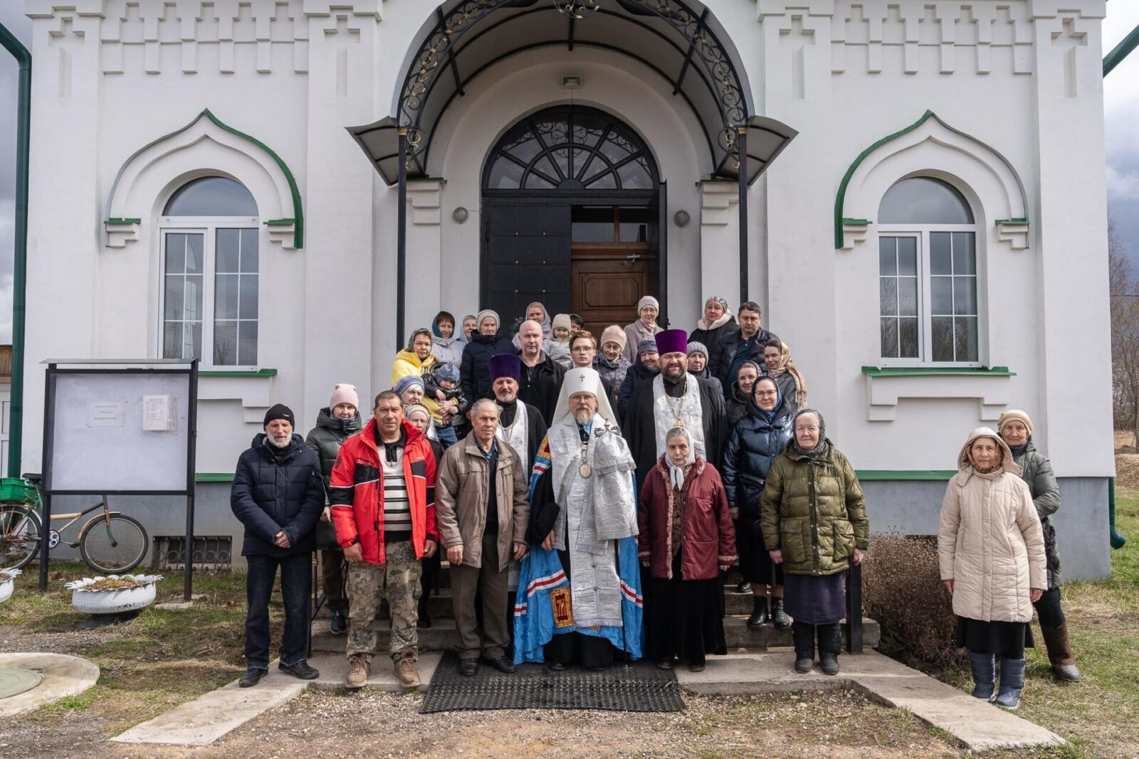 Митрополит Марк освятил колокола храма Василия Рязанского История сельской церкви насчитывает около двух десятилетий. Начало ей было положено чудесным образом, когда у будущих благотворителей, четы Крюковых, свершилось исцеление супруги от серьезной болезни.