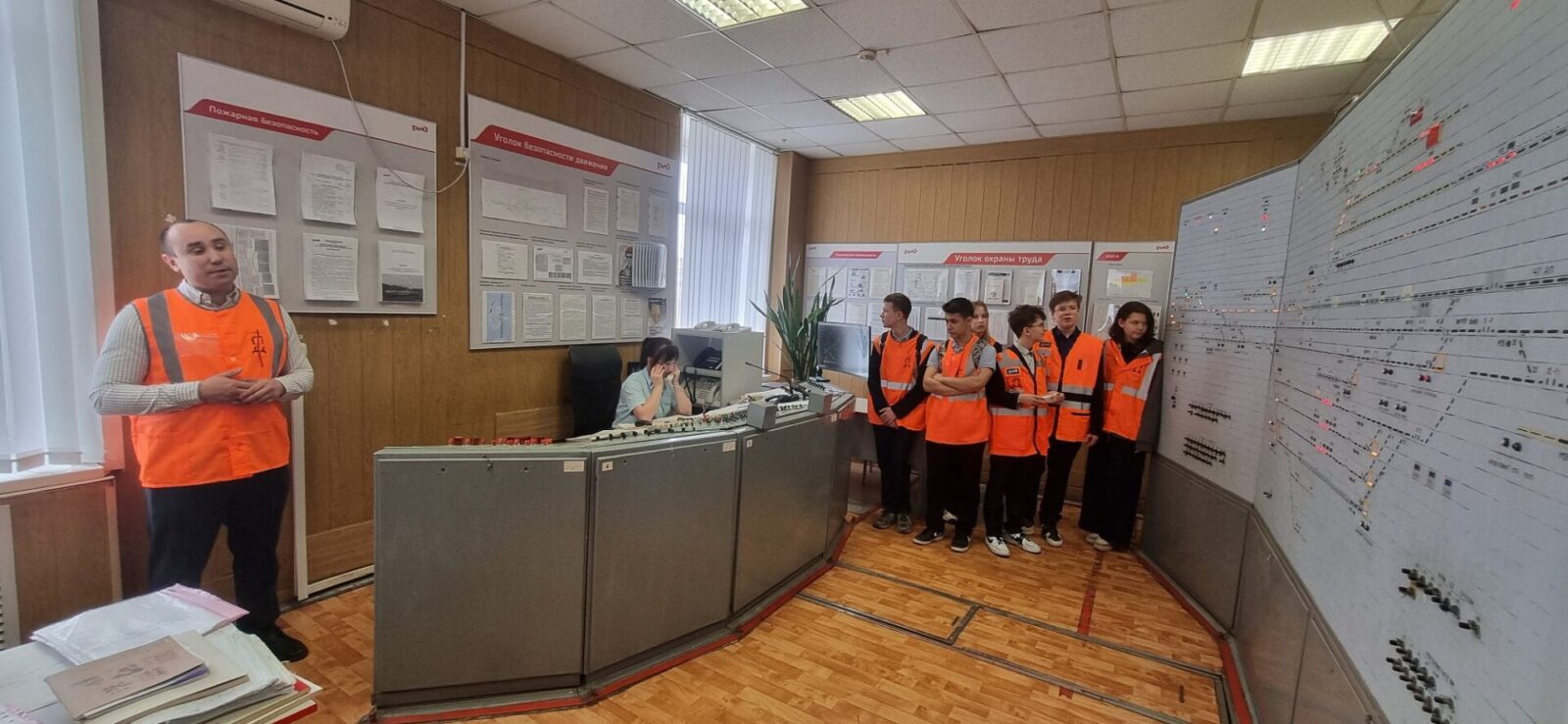 Рязанским школьникам рассказали о железнодорожных профессиях Рязанским школьникам рассказали о железнодорожных профессиях Для учащихся седьмых классов школы №75 провели обзорную экскурсию по нескольким предприятиям стальной магистрали.