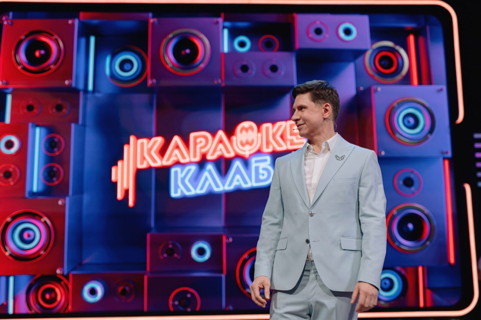 ТНТ приступил к съёмкам нового музыкального шоу «Караоке Club» ТНТ приступил к съёмкам нового музыкального шоу «Караоке Club» «Караоке Club» – это вокально-развлекательное соревнование, в котором будут участвовать 8 команд (по 2 в каждом выпуске), по 5 человек в каждой. Участникам предстоит пройти музыкальные испытания на ловкость, интеллект, артистизм и, конечно же, вокал.