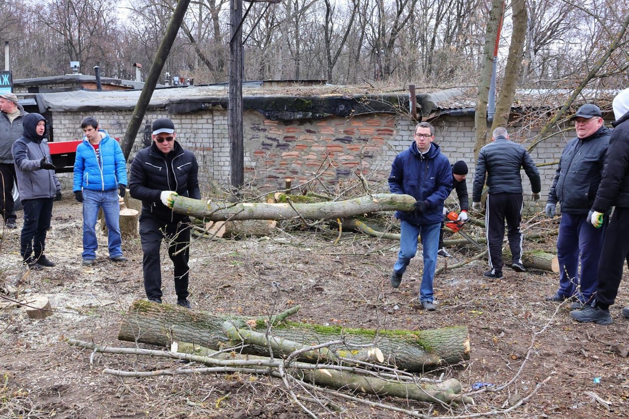 Расширить дорогу и обустроить парковку планируют в Рязани На месте снесенных металлических гаражей на проезде Речников, улицах Затинной и Рыбацкой прошла большая уборка. На данном участке в перспективе планируется обустройство парковочного пространства.