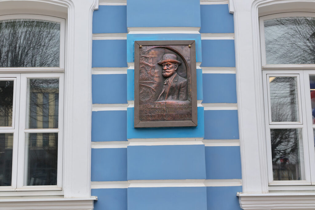 Гимназию №2 торжественно открыли в Рязани Гимназию №2 торжественно открыли в Рязани После реконструкции образовательное учреждение стало современным и комфортным для учеников, при этом сохранило исторические особенности архитектуры.