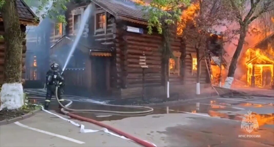 Банный комплекс загорелся в Москве