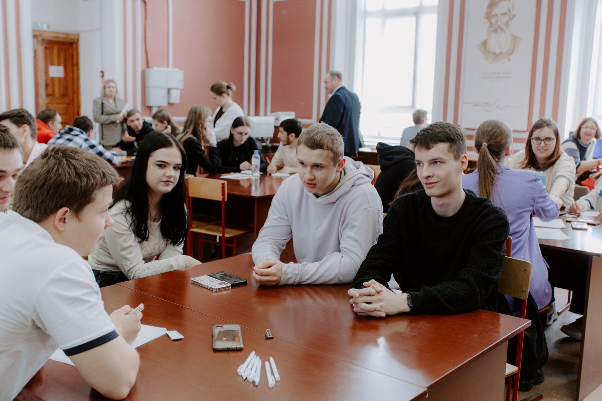 Обладатель «Хрустальной совы» Борис Белозёров провёл Кубок Рязани по «Что? Где? Когда?» Обладатель «Хрустальной совы» Борис Белозёров провёл Кубок Рязани по «Что? Где? Когда?» Интеллектуальный турнир прошёл в РГУ имени С. А. Есенина.