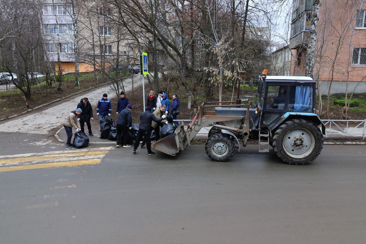 Расширить дорогу и обустроить парковку планируют в Рязани На месте снесенных металлических гаражей на проезде Речников, улицах Затинной и Рыбацкой прошла большая уборка. На данном участке в перспективе планируется обустройство парковочного пространства.