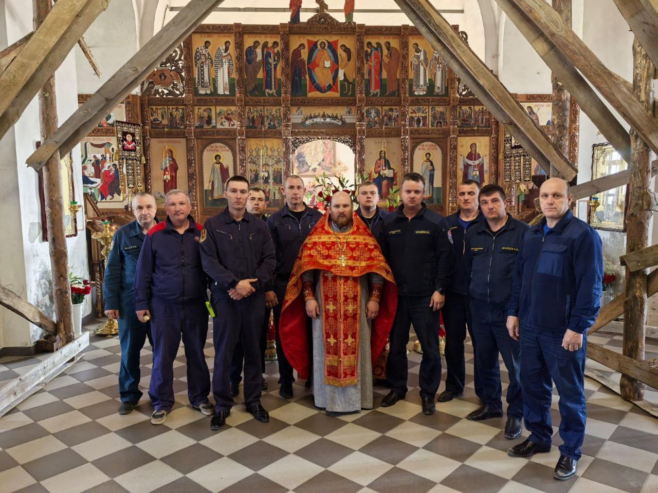 Священник посетил полевой лагерь под Рязанью на Пасху Священник посетил полевой лагерь под Рязанью на Пасху В окрестностях рязанского поселка Поляны развернут полевой лагерь сводной мобильной группировки города Москвы. Данное формирование включает пожарных, спасателей и других специалистов и действует в целях обеспечения пожарной безопасности и оперативного реагирования при возникновении пожаров.