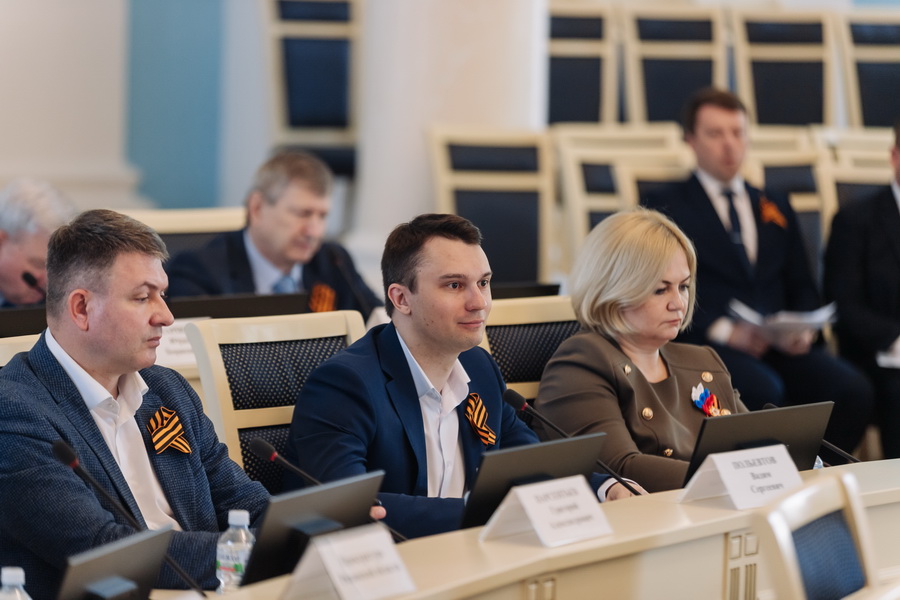 В Рязани внесли изменения в региональный закон о мерах социальной поддержки беременных женщин и семей с детьми Теперь выплату в размере 100 тысяч рублей будут получать все будущие мамы, зарегистрированные на территории региона, обучающиеся в очном формате в образовательных организациях области.