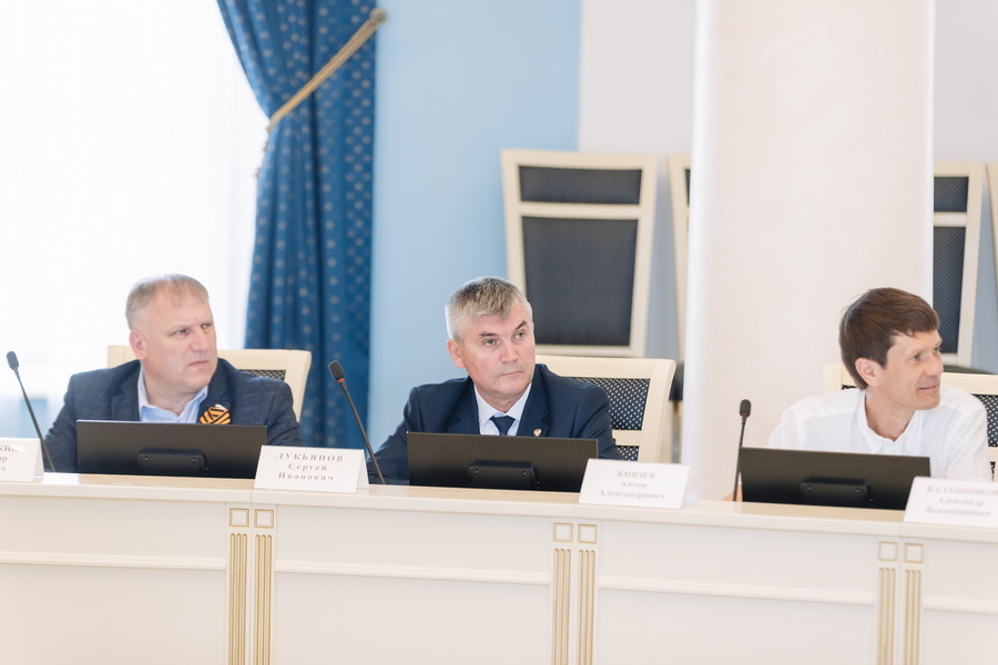 В Рязани внесли изменения в региональный закон о мерах социальной поддержки беременных женщин и семей с детьми Теперь выплату в размере 100 тысяч рублей будут получать все будущие мамы, зарегистрированные на территории региона, обучающиеся в очном формате в образовательных организациях области.