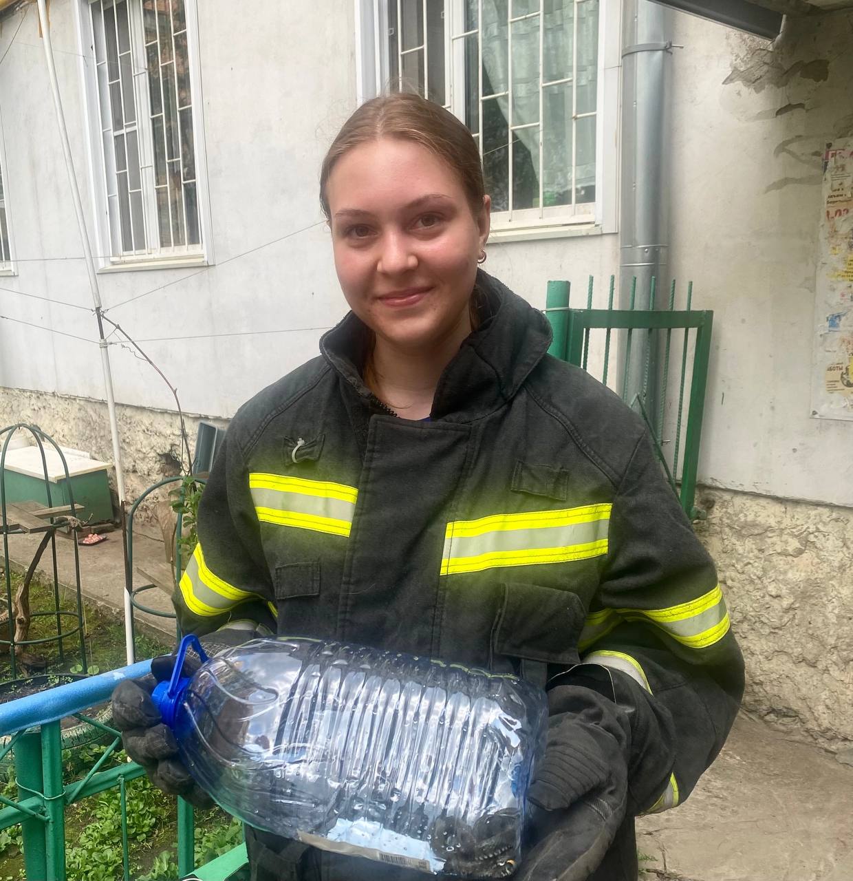 Змею поймали в Рязани около жилых домов С наступлением весенне-летнего периода и повышением температуры, наблюдается активизация змей. Встречи с этими пресмыкающимися в городской черте становятся более вероятными.