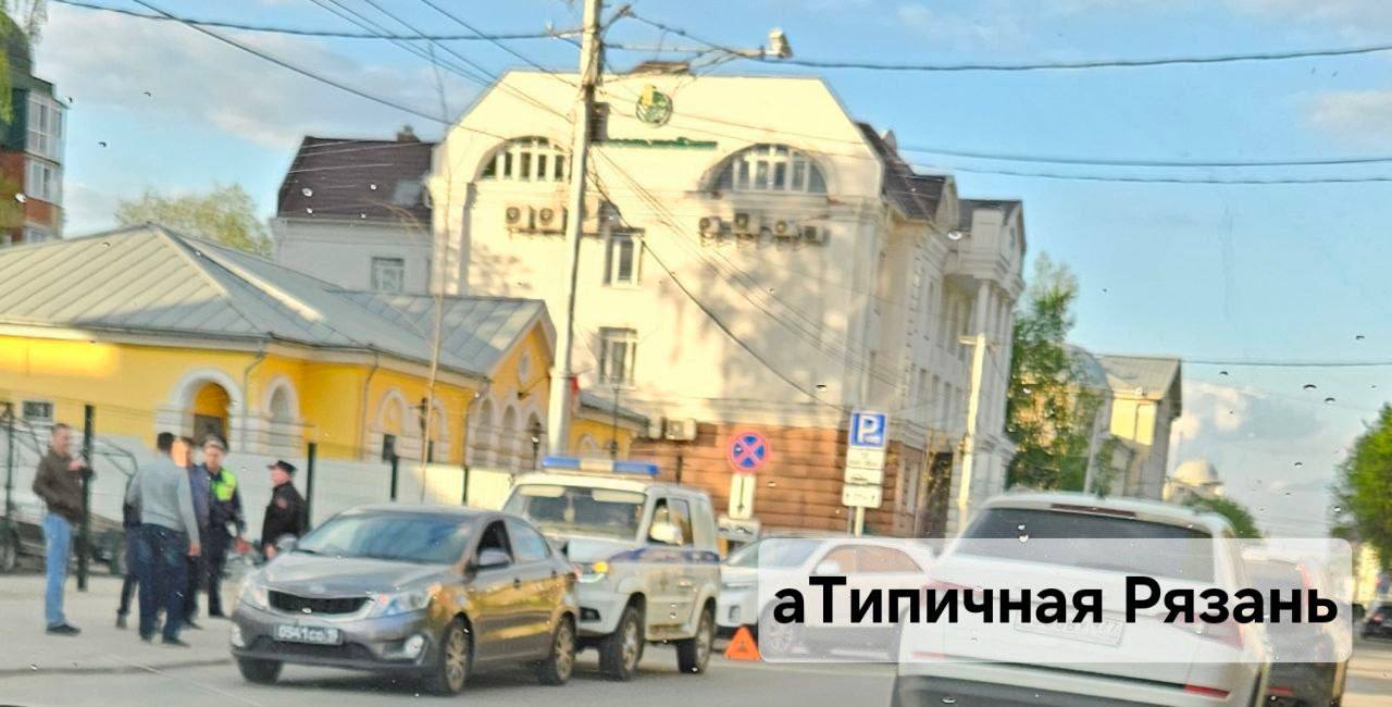 Машины полиции и Росгвардии столкнулись в Рязани Машины полиции и Росгвардии столкнулись в Рязани Авария произошла на улице Свободы. Ситуацию прокомментировала Госавтоинспекция.