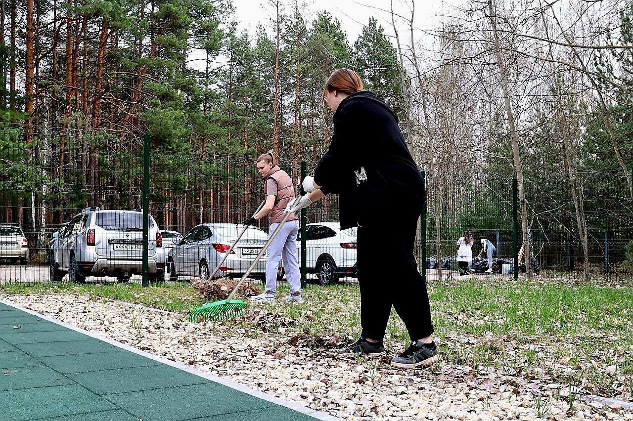 На площади Ленина посадили новые ели На площади Ленина посадили новые ели Глава региона вместе с рязанцами вышел на субботник и посадил новые ели на площади Ленина. За неделю к субботнику присоединились более 8 тысяч жителей области.