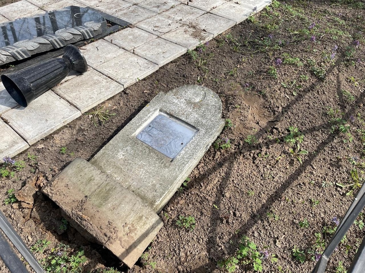 Вандалы разрушили памятники на татарском кладбище в Касимове Злоумышленники вырвали из земли четыре памятника вместе с креплениями. Среди разрушенных надгробий — памятник участнику Великой Отечественной войны Махмуду Абдулловичу Давлицарову.