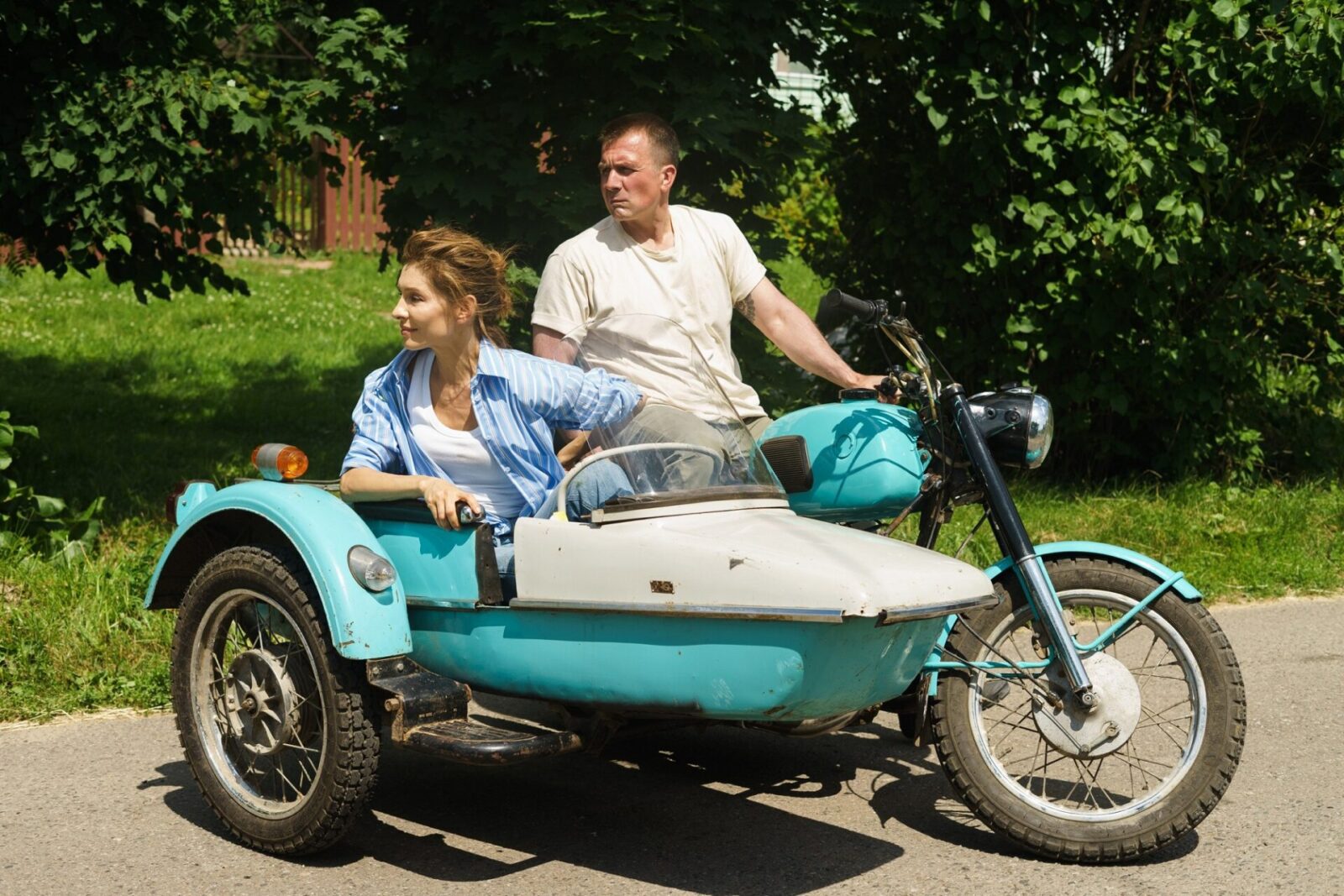 Премьера комедии «Свидетели» с Еленой Подкаминской на ТНТ Премьера комедии «Свидетели» с Еленой Подкаминской на ТНТ Что будет, если супруги, находящиеся на грани развода, внезапно окажутся под одной крышей со своими новыми пассиями? А если при этом им придётся скрываться от опасности и притворяться идеальной семьёй? Именно такую ситуацию предстоит пережить героям новой комедии.