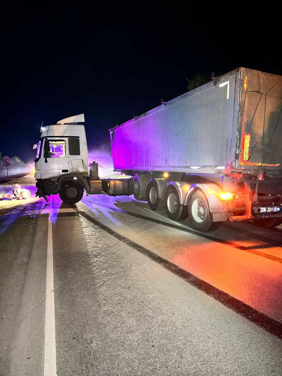 Два человека погибли в ДТП с мотоблоком и грузовиками в Рязанской области Два человека погибли в ДТП с мотоблоком и грузовиками в Рязанской области В Рязанском районе, произошло столкновение самоходного мотоблока, под управлением 34-летнего местного жителя, грузового автомобиля «Мерседес» с полуприцепом под управлением 54-летнего жителя Московской области и грузового автомобиля «Донг Фенг»