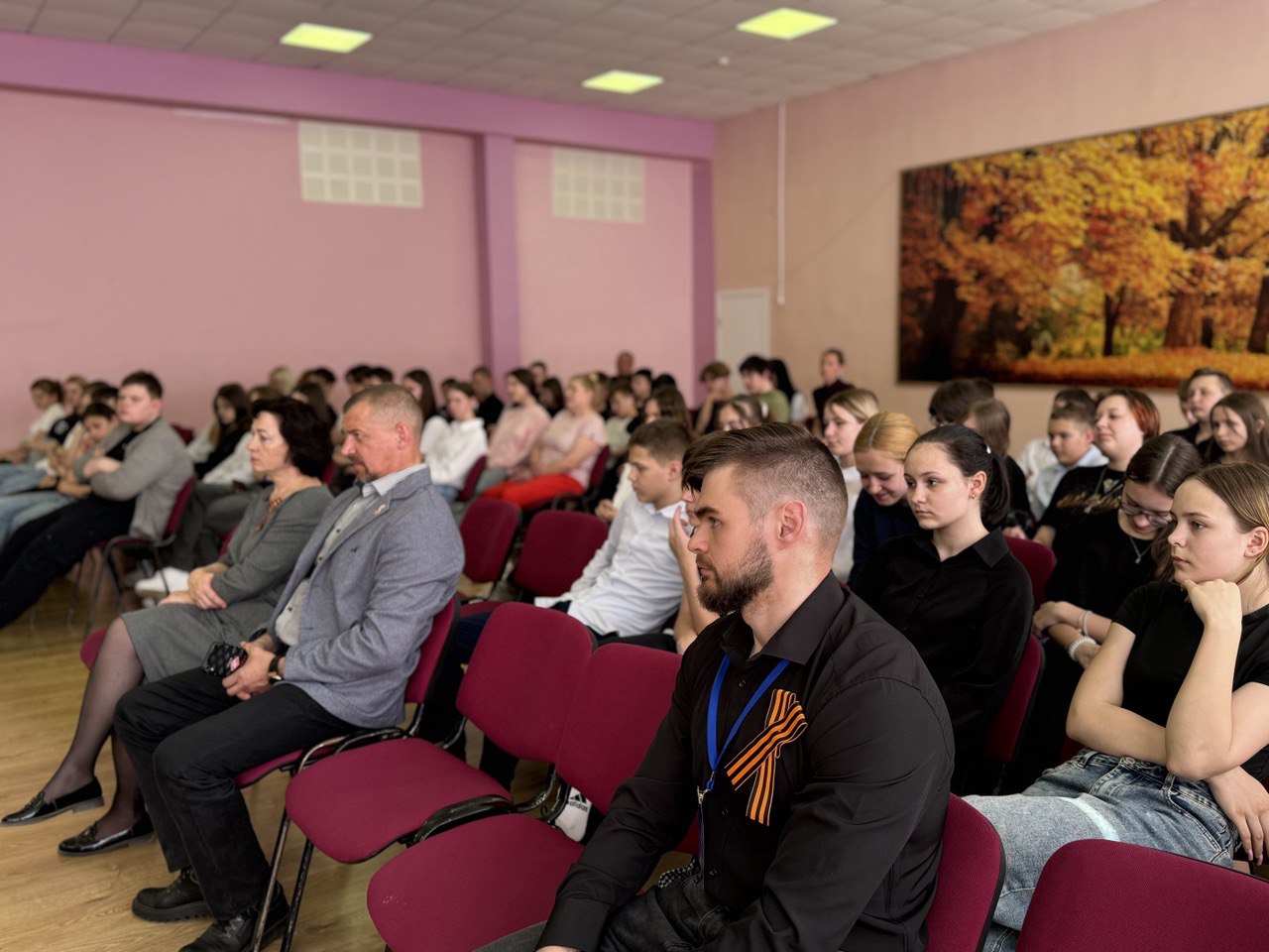 Ветераны СВО провели Урок мужества в школе №32 города Рязани Ветераны СВО провели Урок мужества в школе №32 города Рязани Школьники узнали о героях Великой Отечественной войны и специальной военной операции. Труженик тыла Владимир Петрович Смирнов, которому в 1941 году исполнилось 10 лет, рассказал о вкладе в победу на фашизмом детей того времени.