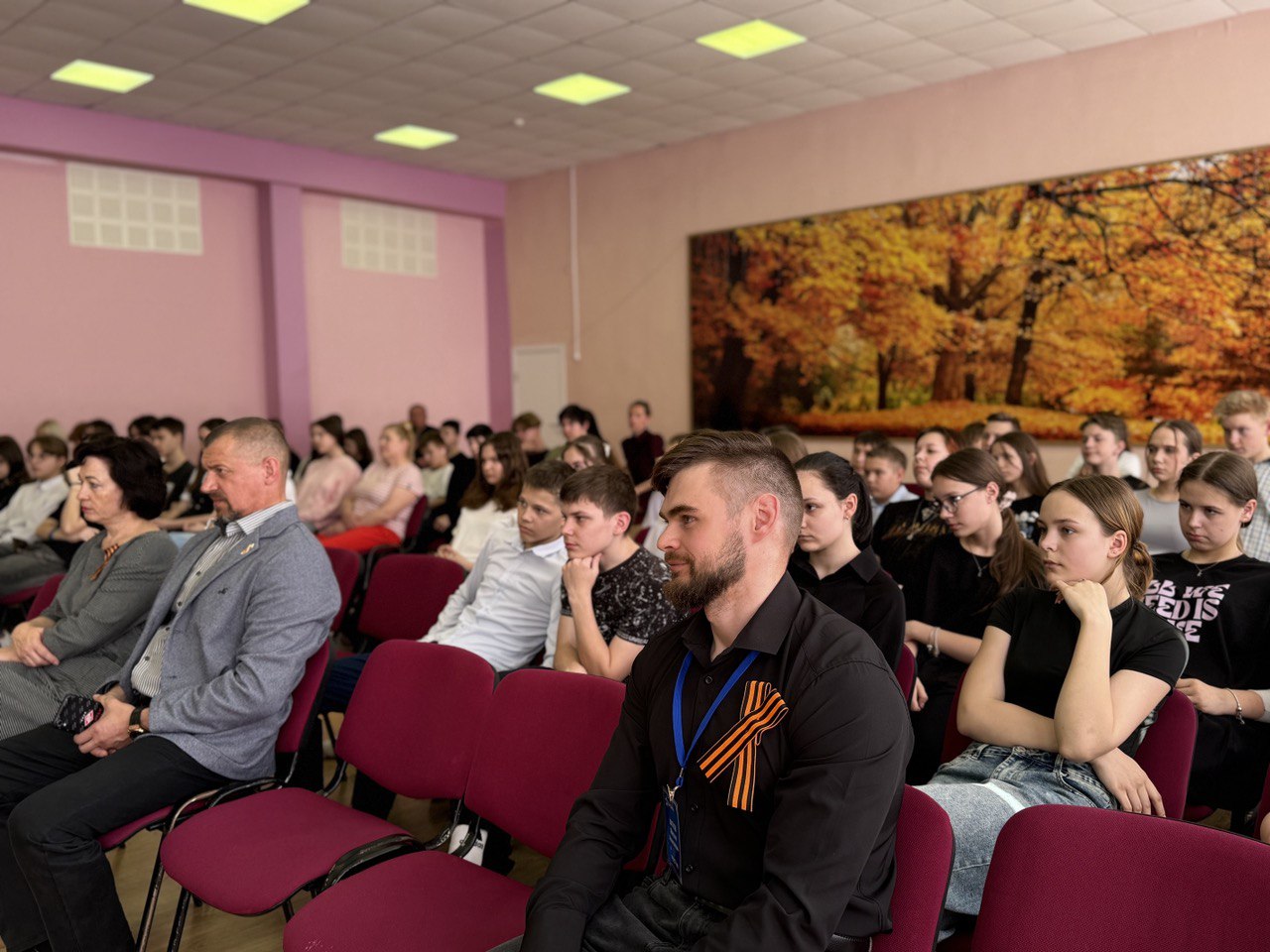 Ветераны СВО провели Урок мужества в школе №32 города Рязани Ветераны СВО провели Урок мужества в школе №32 города Рязани Школьники узнали о героях Великой Отечественной войны и специальной военной операции. Труженик тыла Владимир Петрович Смирнов, которому в 1941 году исполнилось 10 лет, рассказал о вкладе в победу на фашизмом детей того времени.