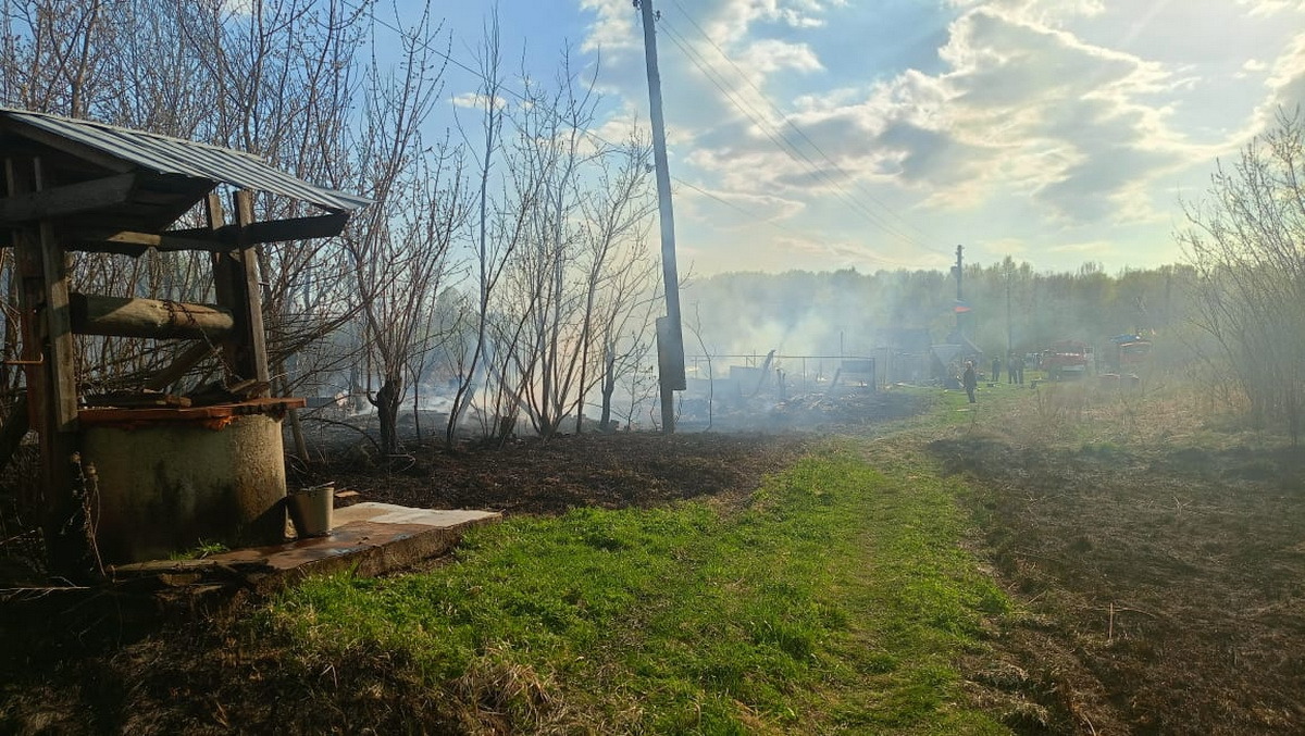 Шесть домов сгорели в Рязанской области Шесть домов сгорели в Рязанской области В 13:15 поступило сообщение о возгорании деревянного жилого дома на улице Кировской. Сильный ветер распространил огонь по траве, и он перекинулся на пять нежилых домов.