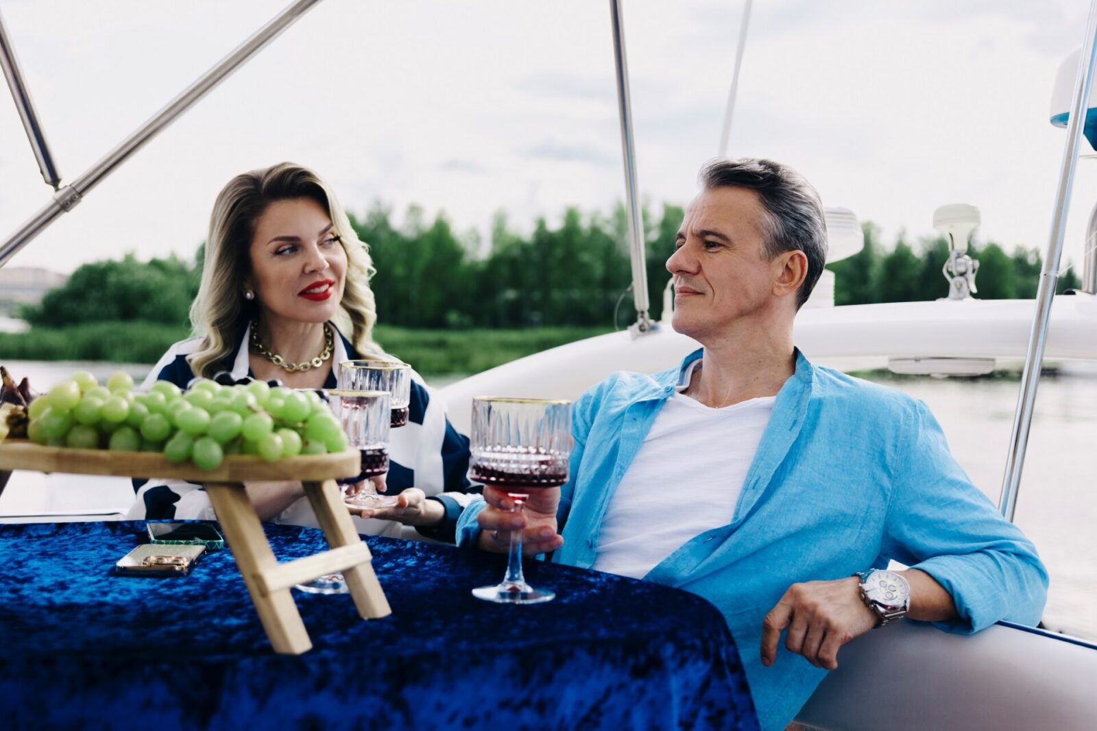 ТНТ представляет новый комедийный сериал «Пожить как люди» ТНТ представляет новый комедийный сериал «Пожить как люди» Главный герой, амбициозный менеджер Степан Грачёв, неожиданно получает шанс на жизнь мечты: его начальник поручает ему присмотреть за роскошным особняком, пока сам улетает по делам. Однако отдых в доме класса люкс превращается в хаос.