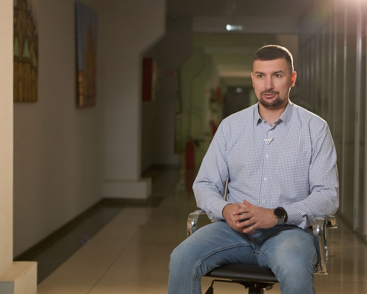 «Всё, что я искал, я нашёл на этой работе»: Руслан Кобозев — о том, как компания ТЕХНОНИКОЛЬ изменила его жизнь и дала возможность двигаться вперёд «Всё, что я искал, я нашёл на этой работе»: Руслан Кобозев — о том, как компания ТЕХНОНИКОЛЬ изменила его жизнь и дала возможность двигаться вперёд Руслан Кобозев, технический директор направления «Нетканые материалы» подразделения «Битумные материалы и гранулы» ТЕХНОНИКОЛЬ, в компании трудится уже 6 лет. За эти годы ему удалось дойти до руководящей должности, сплотить вокруг себя команду мечты и с этой командой успешно реализовать несколько крупных проектов.