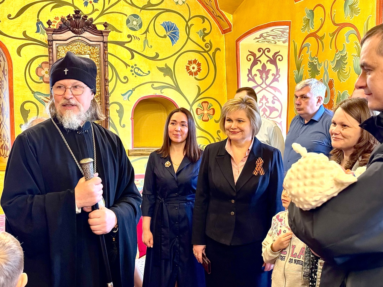 В Рязанском Кремле прошла торжественная регистрация рождения В Рязанском Кремле прошла торжественная регистрация рождения Атмосфера в стенах XVII, пропитанная историей и духовностью, создавала неповторимую обстановку для этого важного события. Благословение митрополита стало символом надежды и веры