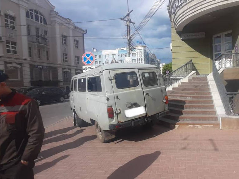 Автомобиль столкнулся с автобусом перед тем, как въехать в здание в центре Рязани Автомобиль столкнулся с автобусом перед тем, как въехать в здание в центре Рязани 12 мая, примерно в 15:25, в Рязани вблизи дома 12 по улице Ленина, по предварительной информации, 24-летний водитель, управляя автомобилем «УАЗ», совершил столкновение с маршрутным автобусом «ЛиАЗ» .