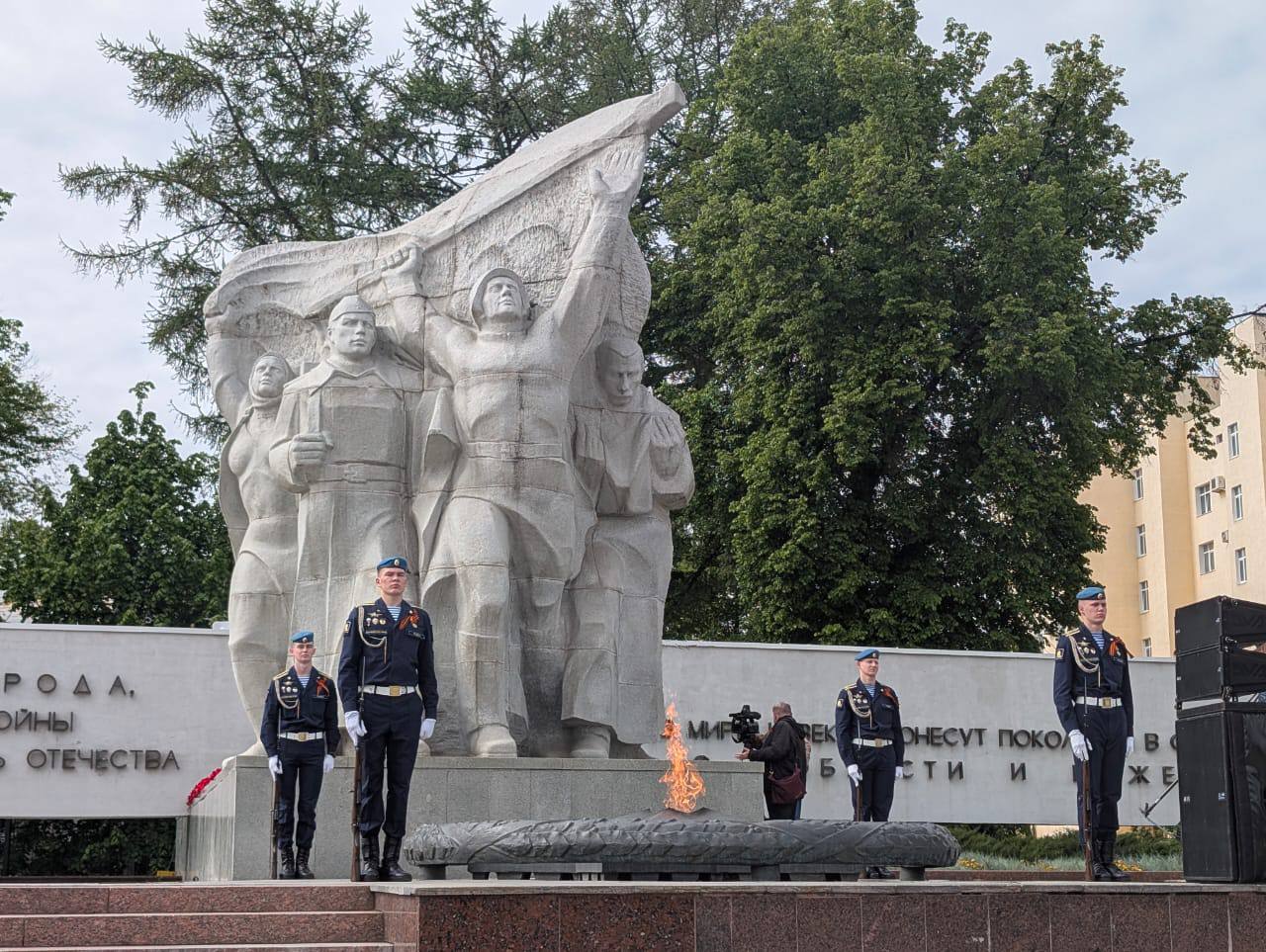 В Рязани возложили цветы к Вечному огню 9 мая В Рязани возложили цветы к Вечному огню 9 мая К Вечному огню курсанты РВВДКУ имени В. Ф. Маргелова возложили гирлянду воинской славы. К подножию монумента легли красные гвоздики, принесенные жителями города.