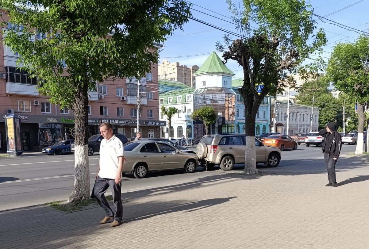 Два легковых автомобиля столкнулись на Первомайском проспекте в Рязани ДТП произошло около поворота на улицу Дзержинского, по направлению в сторону центра города, примерно в 17:15.