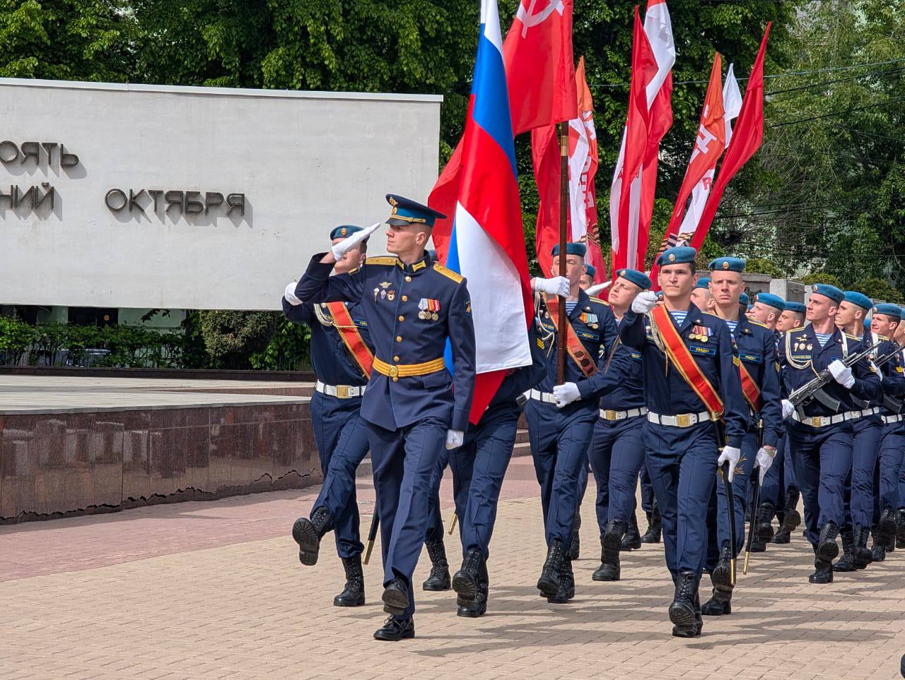 В Рязани возложили цветы к Вечному огню 9 мая В Рязани возложили цветы к Вечному огню 9 мая К Вечному огню курсанты РВВДКУ имени В. Ф. Маргелова возложили гирлянду воинской славы. К подножию монумента легли красные гвоздики, принесенные жителями города.