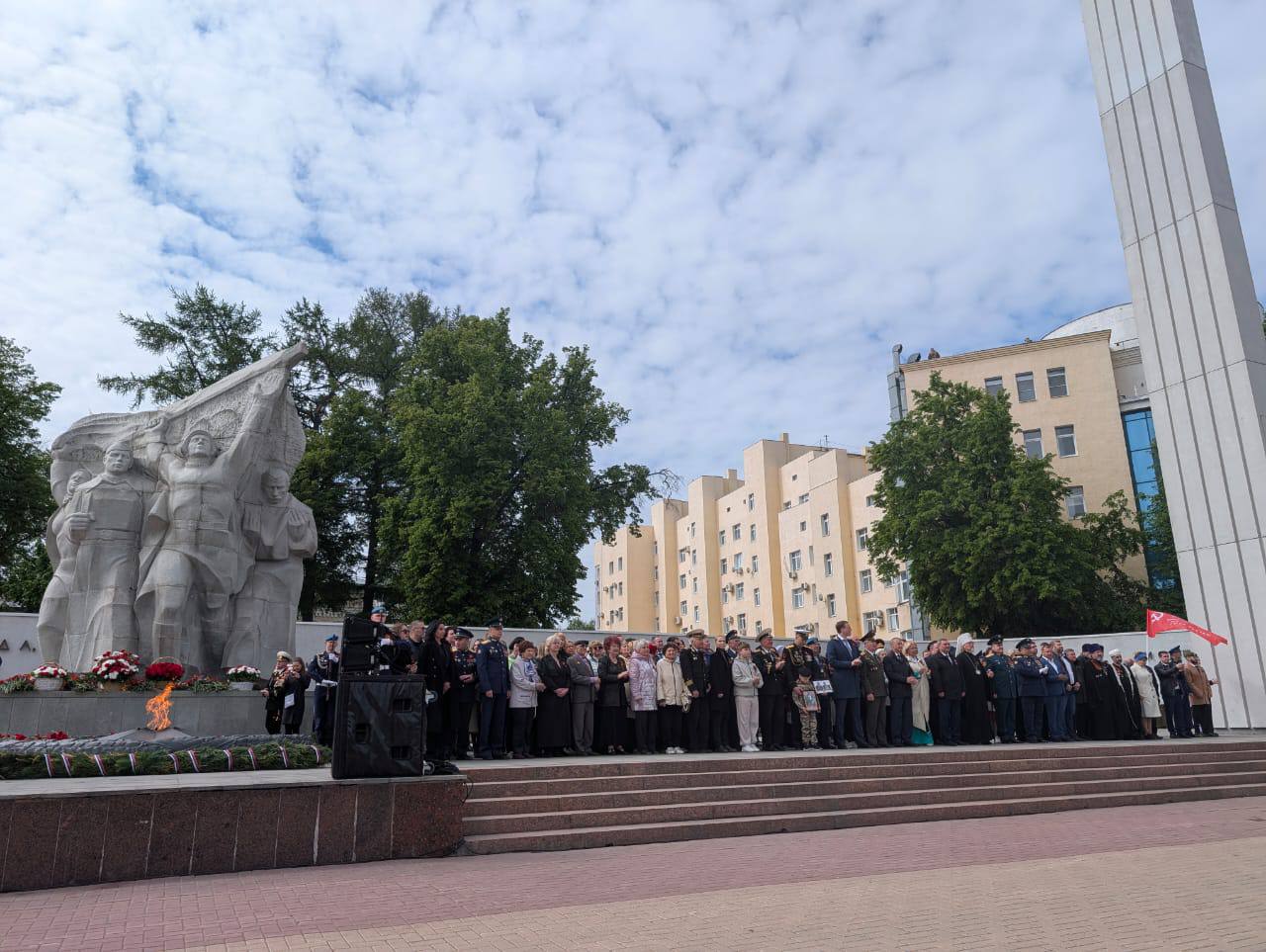 В Рязани возложили цветы к Вечному огню 9 мая В Рязани возложили цветы к Вечному огню 9 мая К Вечному огню курсанты РВВДКУ имени В. Ф. Маргелова возложили гирлянду воинской славы. К подножию монумента легли красные гвоздики, принесенные жителями города.
