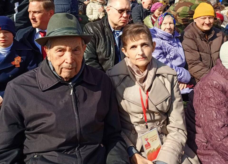 Ветеран Дмитрий Иванов из Рязани посетил парад на Красной площади 9 мая Ветеран Дмитрий Иванов из Рязани посетил парад на Красной площади 9 мая Дмитрию Иванову 102 года, он участник Великой Отечественной войны, разведчик, полковник в отставке. Принимал участие в первом параде Победы, который состоялся в 1945 году.