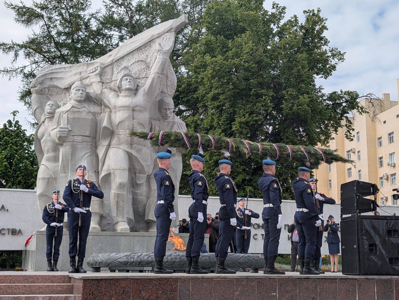 В Рязани возложили цветы к Вечному огню 9 мая В Рязани возложили цветы к Вечному огню 9 мая К Вечному огню курсанты РВВДКУ имени В. Ф. Маргелова возложили гирлянду воинской славы. К подножию монумента легли красные гвоздики, принесенные жителями города.