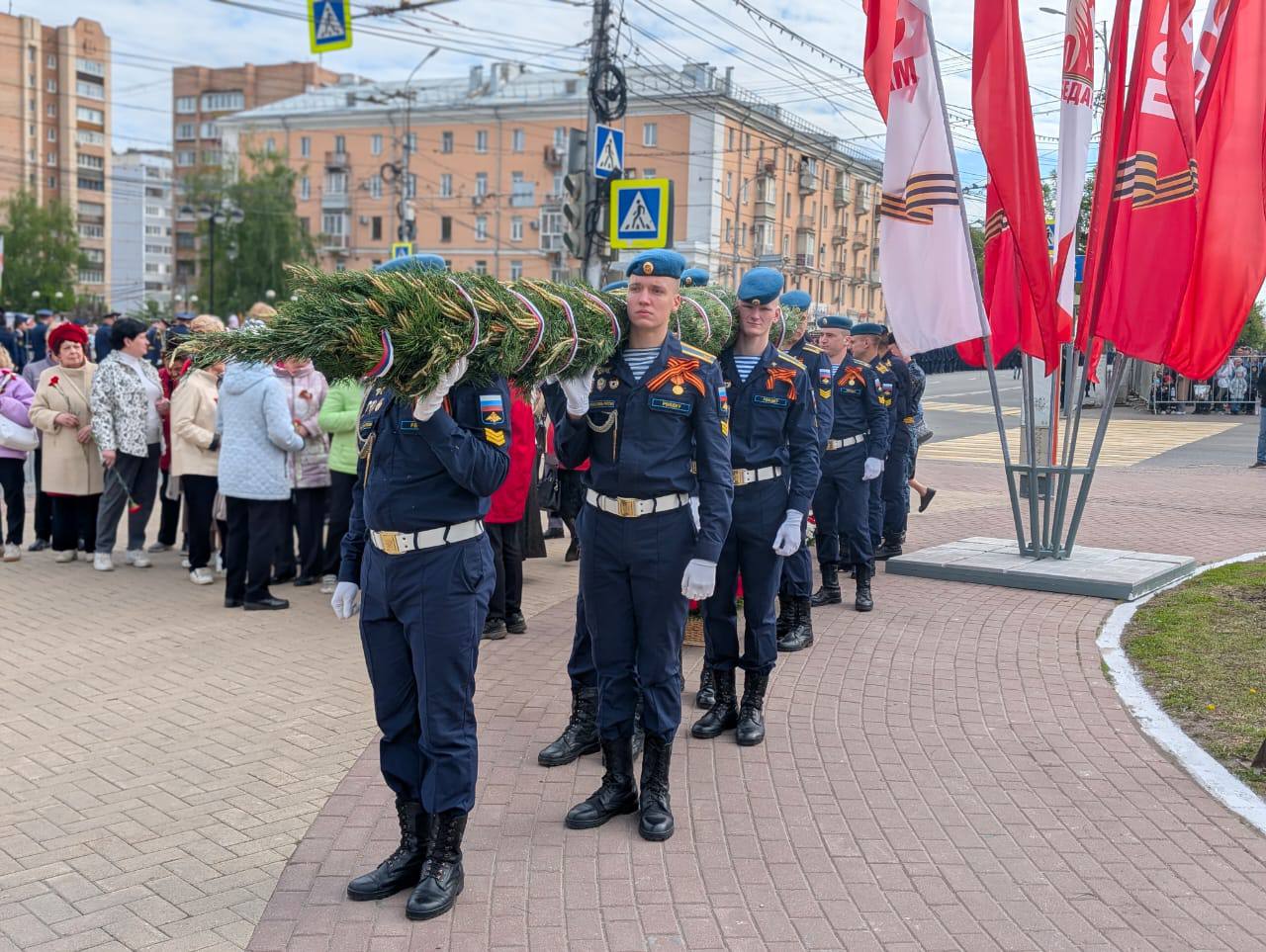 В Рязани возложили цветы к Вечному огню 9 мая В Рязани возложили цветы к Вечному огню 9 мая К Вечному огню курсанты РВВДКУ имени В. Ф. Маргелова возложили гирлянду воинской славы. К подножию монумента легли красные гвоздики, принесенные жителями города.