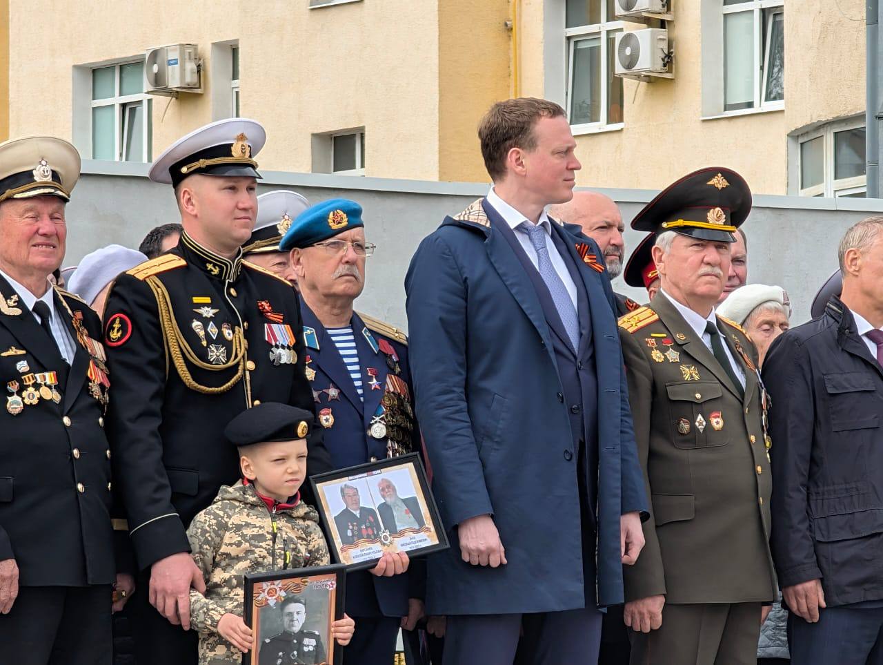 В Рязани возложили цветы к Вечному огню 9 мая В Рязани возложили цветы к Вечному огню 9 мая К Вечному огню курсанты РВВДКУ имени В. Ф. Маргелова возложили гирлянду воинской славы. К подножию монумента легли красные гвоздики, принесенные жителями города.