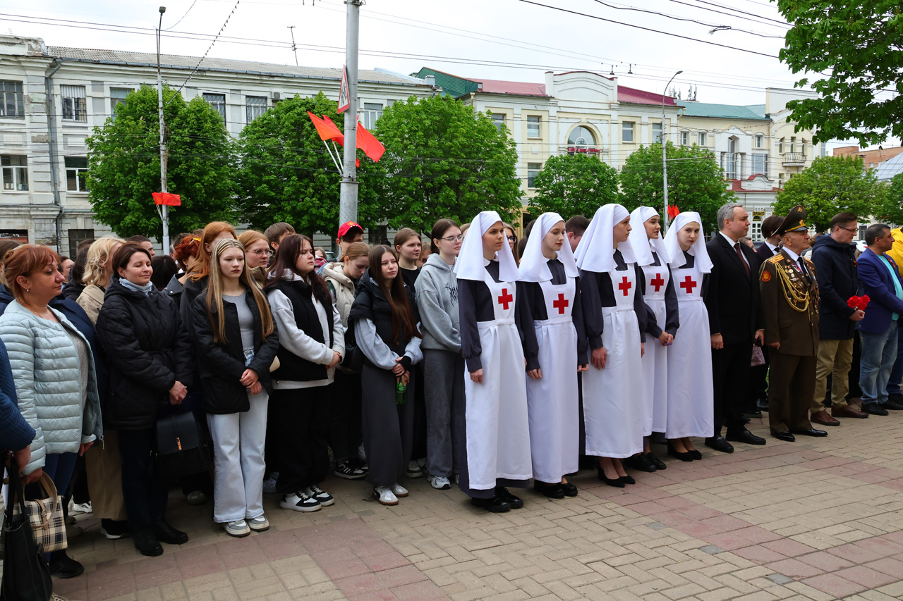 В Рязани открыли мемориальную доску на здании, где в годы войны размещался эвакогоспиталь В Рязани открыли мемориальную доску на здании, где в годы войны размещался эвакогоспиталь Рязань была важнейшим промышленным, транспортным, образовательным, военным и госпитальным центром.
