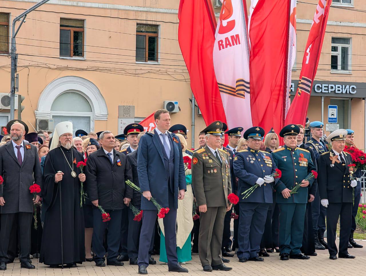В Рязани возложили цветы к Вечному огню 9 мая В Рязани возложили цветы к Вечному огню 9 мая К Вечному огню курсанты РВВДКУ имени В. Ф. Маргелова возложили гирлянду воинской славы. К подножию монумента легли красные гвоздики, принесенные жителями города.