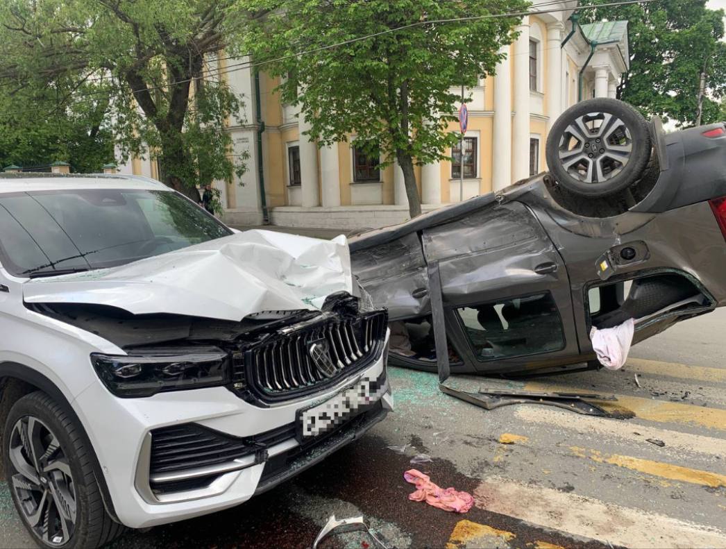 ГАИ сообщила подробности серьёзного ДТП с переворотом в центре Рязани ГАИ сообщила подробности серьёзного ДТП с переворотом в центре Рязани По данным ГАИ, столкнулись три автомобиля: «Лада Гранта», «Лада Ларгус» и «Джилли». После удара «Ларгус» опрокинулся.