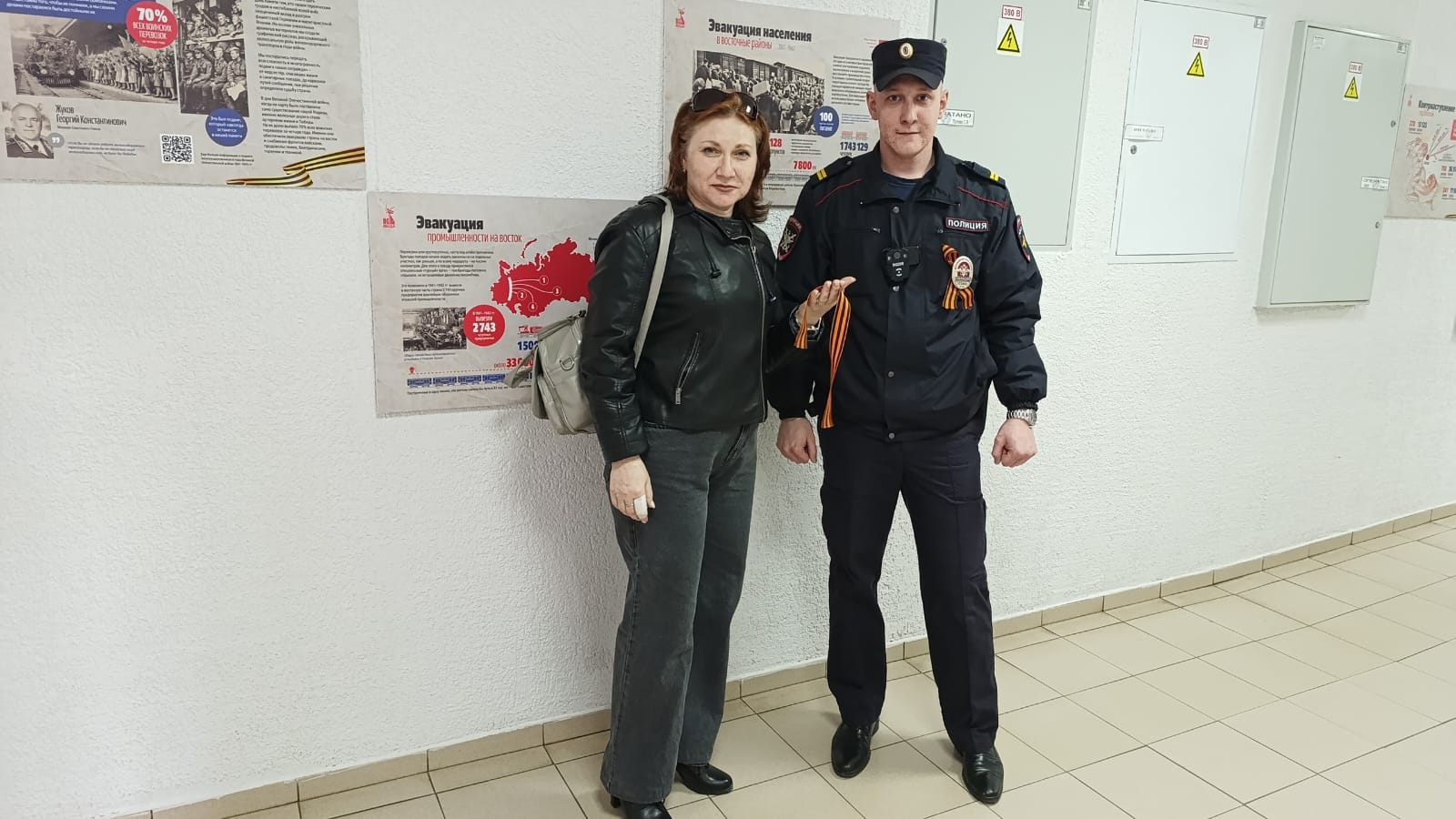 В Рязани транспортные полицейские присоединились к акции «Георгиевская ленточка» В Рязани транспортные полицейские присоединились к акции «Георгиевская ленточка» Работникам вокзала и пассажирам были переданы георгиевские ленточки как символ Великой Победы.