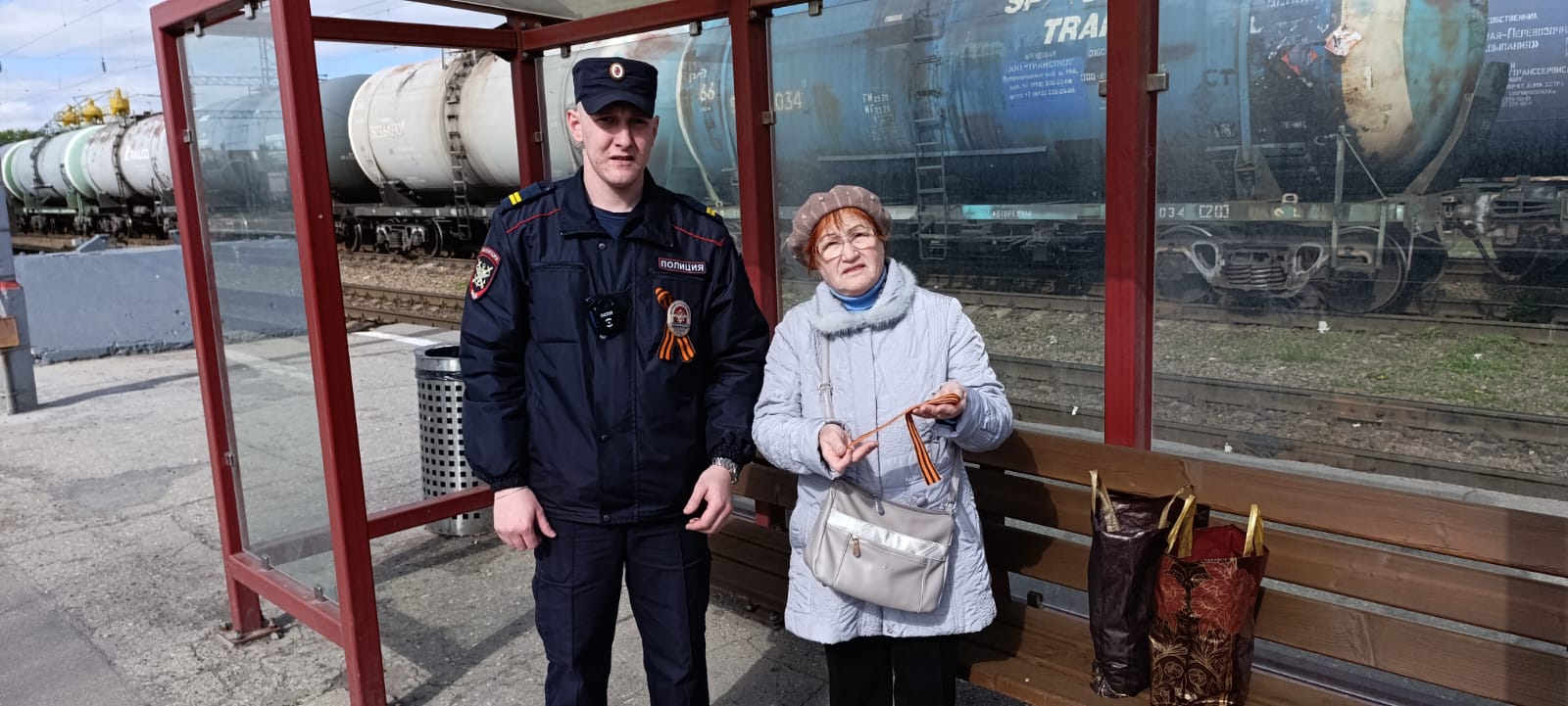 В Рязани транспортные полицейские присоединились к акции «Георгиевская ленточка» В Рязани транспортные полицейские присоединились к акции «Георгиевская ленточка» Работникам вокзала и пассажирам были переданы георгиевские ленточки как символ Великой Победы.