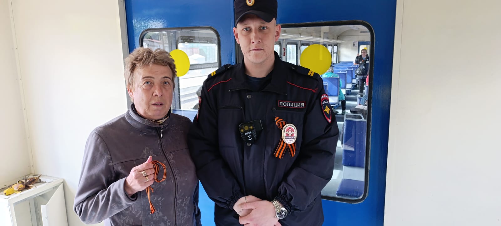 В Рязани транспортные полицейские присоединились к акции «Георгиевская ленточка» В Рязани транспортные полицейские присоединились к акции «Георгиевская ленточка» Работникам вокзала и пассажирам были переданы георгиевские ленточки как символ Великой Победы.