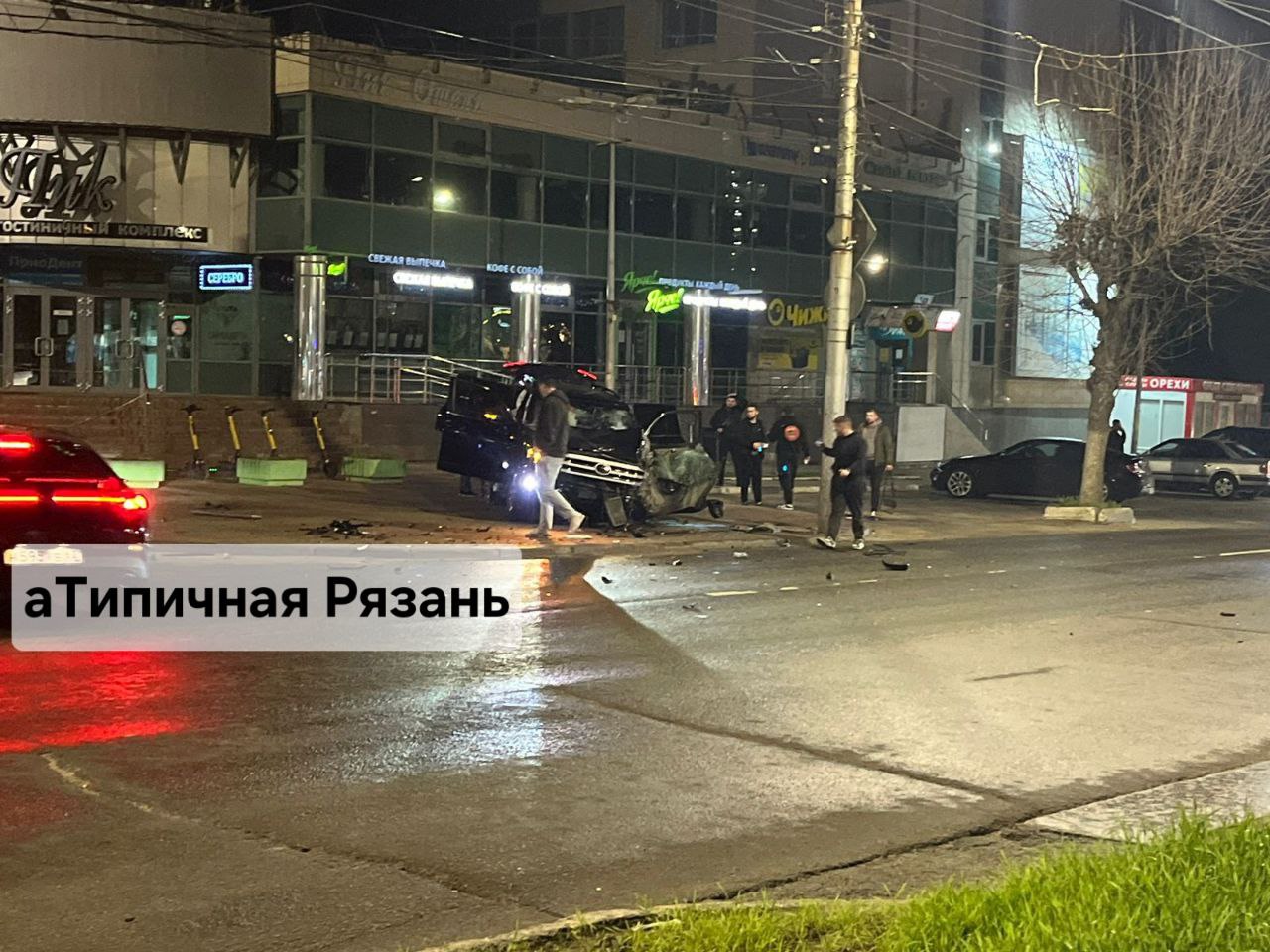 Автомобиль разбился в центре Рязани Автомобиль разбился в центре Рязани На улице Есенина разбился автомобиль. Подробности ДТП неизвестны.