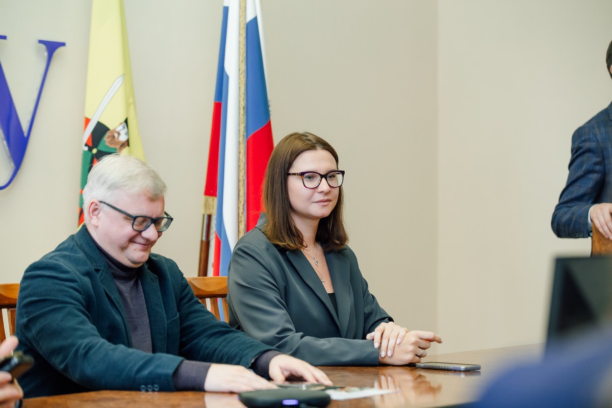Научные знания в новых медиа: журналисты МИА "Россия сегодня" и 7info провели мастер-классы для студентов Научные знания в новых медиа: журналисты МИА "Россия сегодня" и 7info провели мастер-классы для студентов 15 мая в РГУ имени С. А. Есенина представители Международного информационного события "Россия сегодня" и Рязанского информационного агентства 7info провели мастер-классы для студентов. Журналисты рассказали молодёжи о методах продвижения научных знаний в новых медиа.