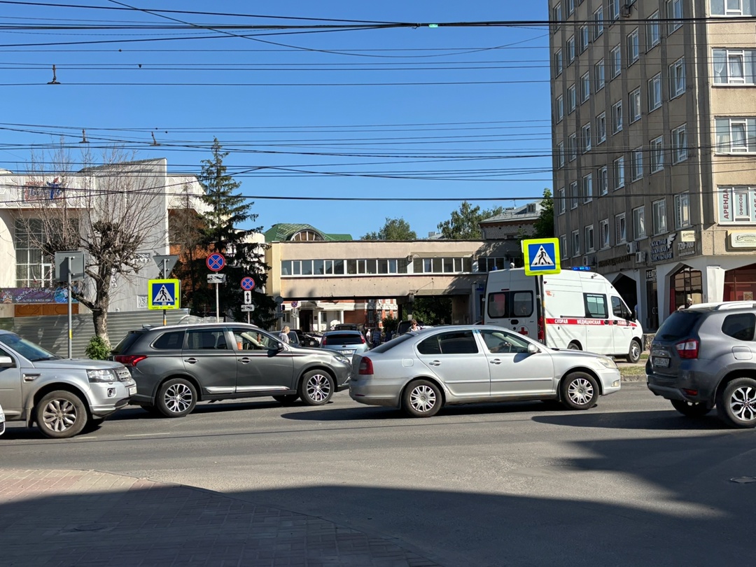 Скорая попала в ДТП в Рязани Скорая попала в ДТП в Рязани ДТП произошло 28 мая на улице Есенина. Автомобиль скорой помощи съехал с дороги.