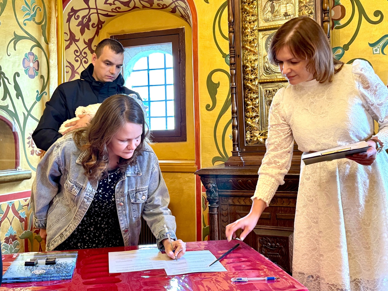 В Рязанском Кремле прошла торжественная регистрация рождения В Рязанском Кремле прошла торжественная регистрация рождения Атмосфера в стенах XVII, пропитанная историей и духовностью, создавала неповторимую обстановку для этого важного события. Благословение митрополита стало символом надежды и веры
